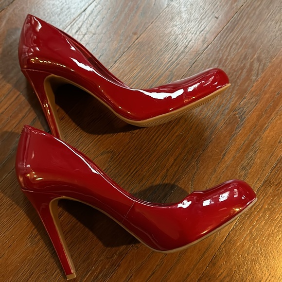 Jessica Simpson red patent leather pumps size 7.5 - Picture 4 of 7